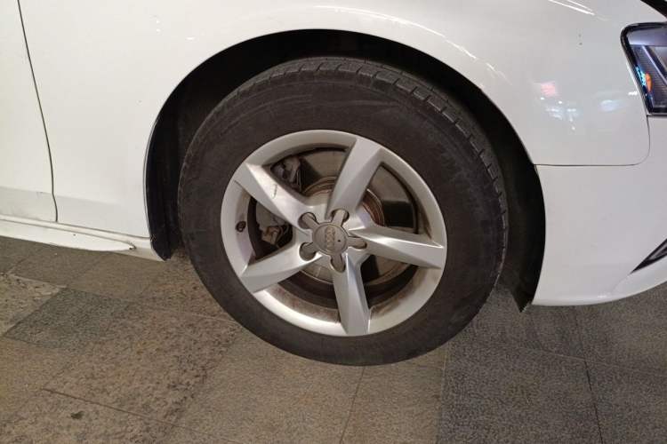 Used Audi A4L 2013 35 TFSI Automatic Standard Model Right Front Wheel Hub
