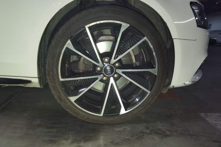 Used Audi A4L 2013 35 TFSI Automatic Standard Model Right Front Wheel Hub