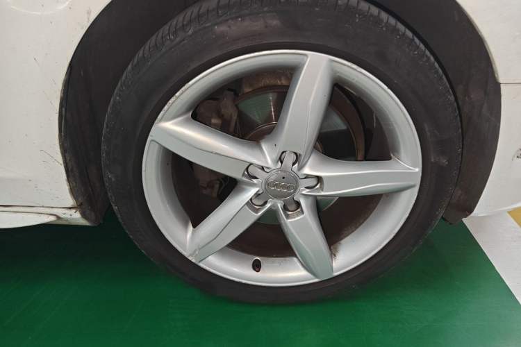 Used Audi A4L 2013 35 TFSI Automatic Comfort Model Right Front Wheel Hub