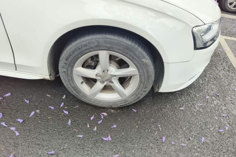 Used Audi A4L 2013 35 TFSI Automatic Standard Model Right Front Wheel Hub