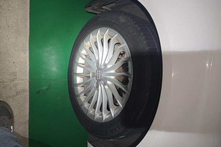 Used Audi A4L 2013 35 TFSI Automatic Technology Edition Right Front Wheel Hub