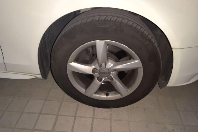 Used Audi A4L 2013 35 TFSI Automatic Comfort Model Right Front Wheel Hub