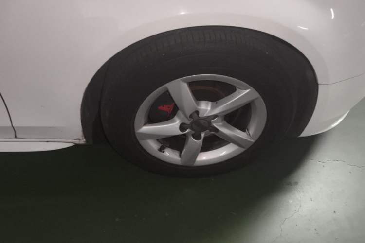 Used Audi A4L 2013 35 TFSI Automatic Standard Model Right Front Wheel Hub