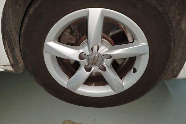 Used Audi A4L 2013 35 TFSI Automatic Comfort Model Right Front Wheel Hub