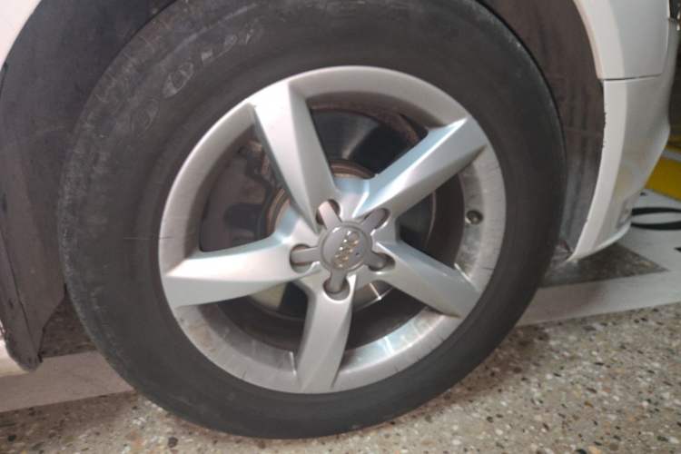 Used Audi A4L 2013 35 TFSI Automatic Comfort Model Right Front Wheel Hub