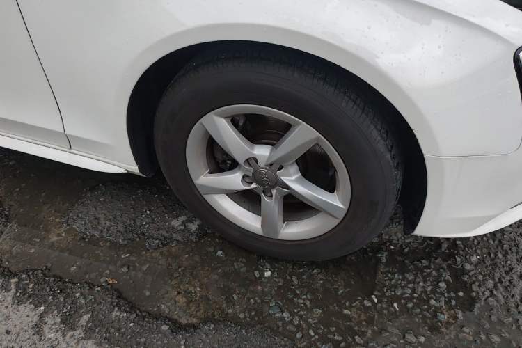Used Audi A4L 2013 35 TFSI Automatic Standard Model Right Front Wheel Hub