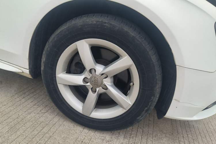 Used Audi A4L 2013 35 TFSI Automatic Standard Model Right Front Wheel Hub