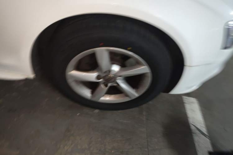 Used Audi A4L 2013 35 TFSI Automatic Comfort Model Right Front Wheel Hub