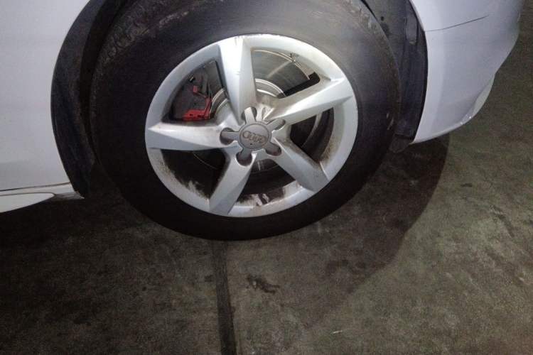 Used Audi A4L 2013 35 TFSI Automatic Comfort Model Right Front Wheel Hub