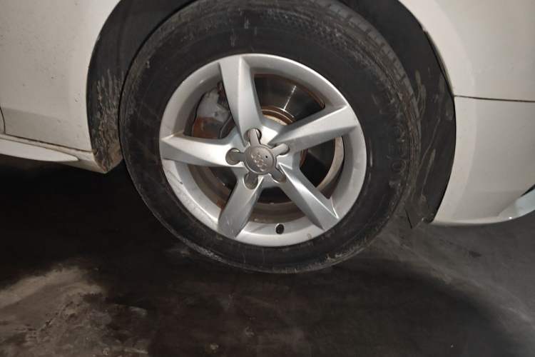Used Audi A4L 2013 35 TFSI Automatic Standard Model Right Front Wheel Hub
