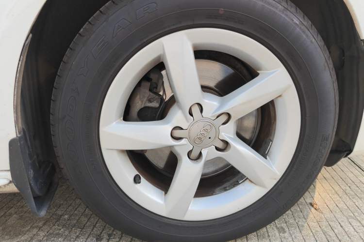 Used Audi A4L 2013 30 TFSI Automatic Comfort Model Right Front Wheel Hub