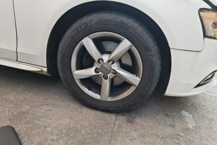 Used Audi A4L 2013 35 TFSI Automatic Standard Model Right Front Wheel Hub