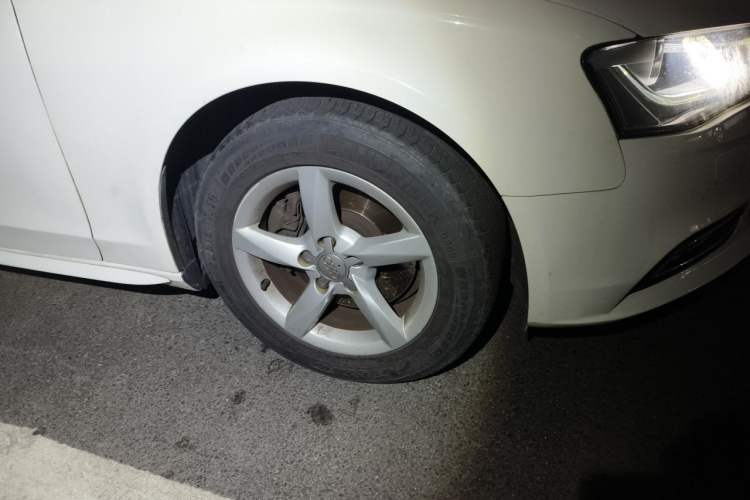 Used Audi A4L 2013 35 TFSI Automatic Standard Model Right Front Wheel Hub