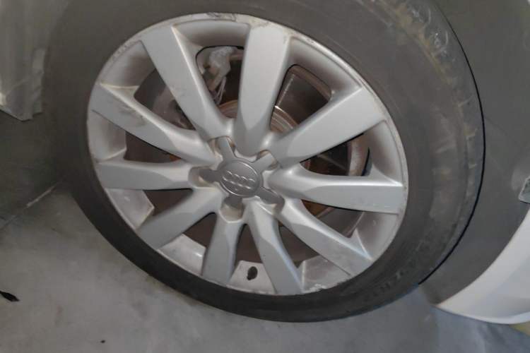 Used Audi A4L 2013 35 TFSI Automatic Standard Model Right Front Wheel Hub