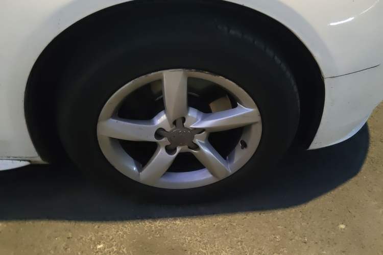 Used Audi A4L 2013 30 TFSI Automatic Comfort Model Right Front Wheel Hub