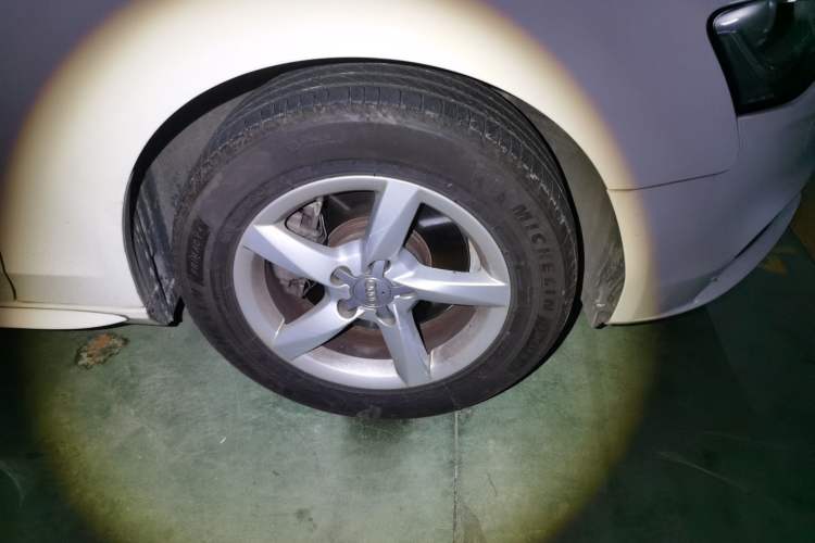 Used Audi A4L 2013 35 TFSI Automatic Comfort Model Right Front Wheel Hub