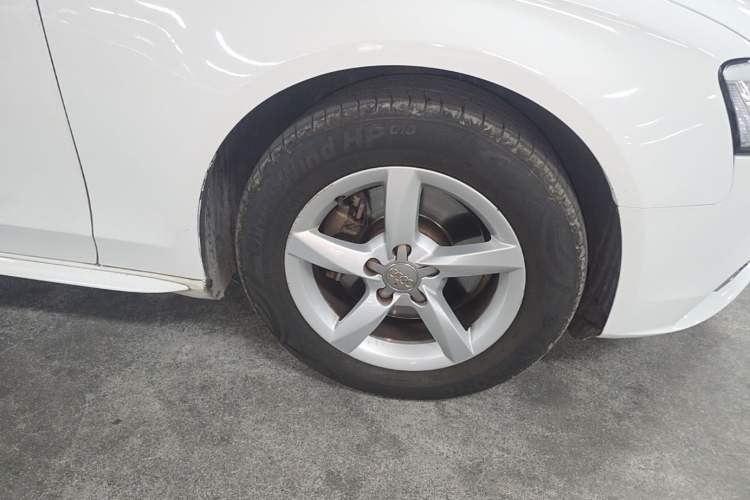 Used Audi A4L 2013 35 TFSI Automatic Standard Model Right Front Wheel Hub