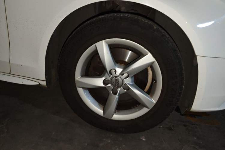 Used Audi A4L 2013 35 TFSI Automatic Standard Model Right Front Wheel Hub