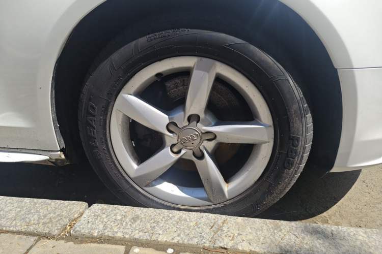 Used Audi A4L 2013 35 TFSI Automatic Comfort Model Right Front Wheel Hub