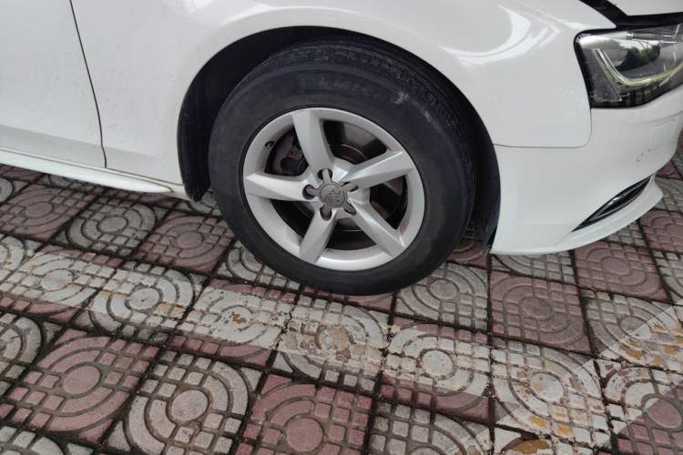 Used Audi A4L 2013 35 TFSI Automatic Comfort Model Right Front Wheel Hub