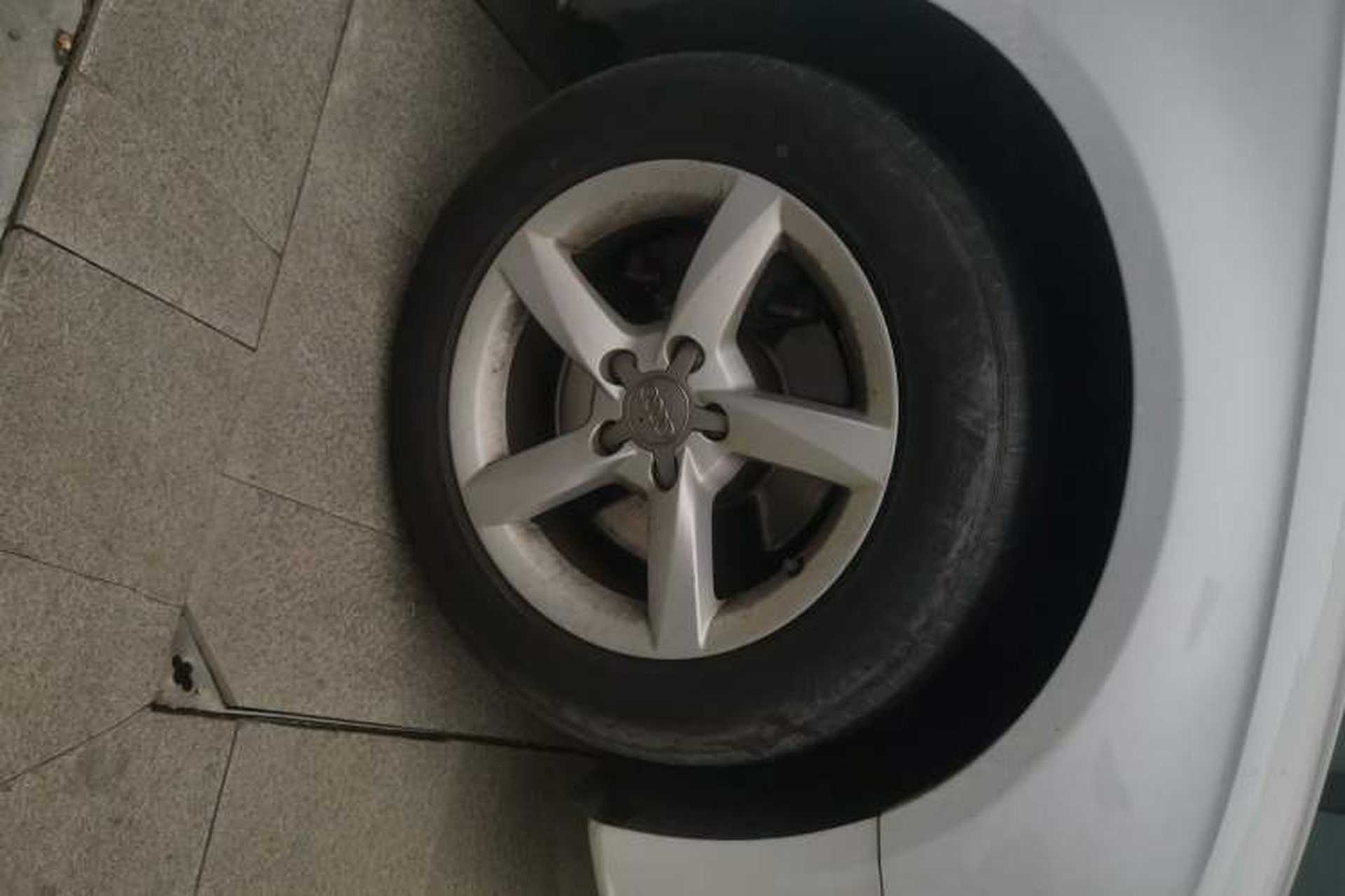 Used Audi A4L 2013 35 TFSI Automatic Comfort Model Right Front Wheel Hub