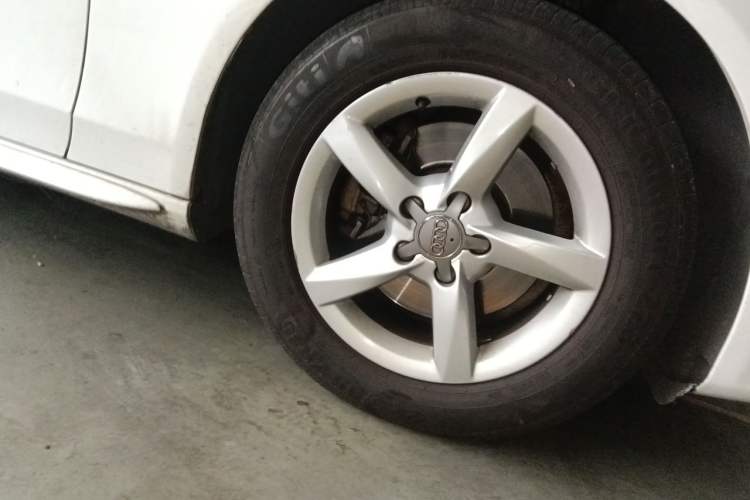 Used Audi A4L 2013 35 TFSI Automatic Standard Model Right Front Wheel Hub
