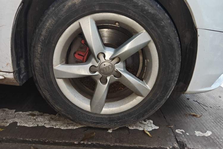 Used Audi A4L 2013 35 TFSI Automatic Standard Model Right Front Wheel Hub