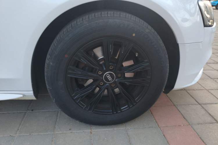Used Audi A4L 2013 35 TFSI Automatic Standard Model Right Front Wheel Hub