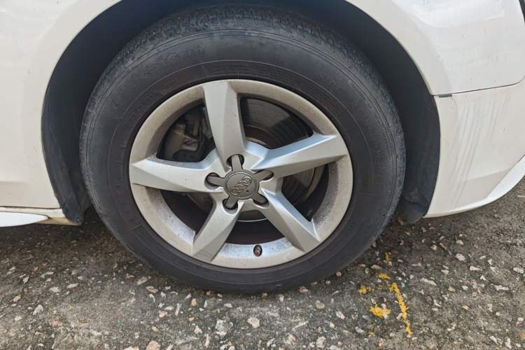 Used Audi A4L 2013 35 TFSI Automatic Standard Model Right Front Wheel Hub