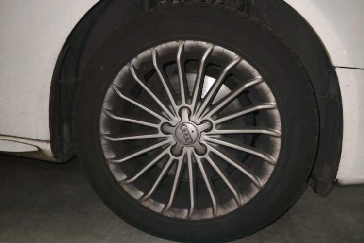 Used Audi A4L 2013 35 TFSI Automatic Technology Edition Right Front Wheel Hub