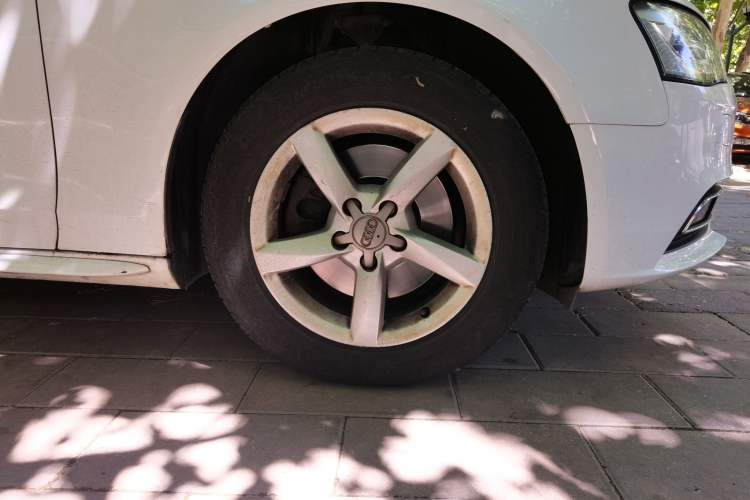 Used Audi A4L 2013 35 TFSI Automatic Standard Model Right Front Wheel Hub