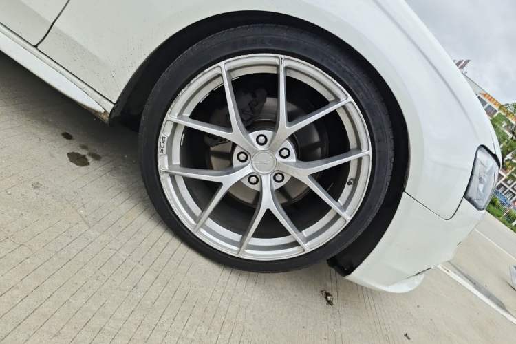 Used Audi A4L 2013 35 TFSI Automatic Comfort Model Right Front Wheel Hub