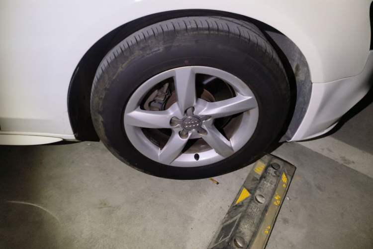 Used Audi A4L 2013 35 TFSI Automatic Comfort Model Right Front Wheel Hub
