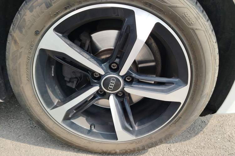 Used Audi A4L 2013 35 TFSI Automatic Comfort Model Right Front Wheel Hub