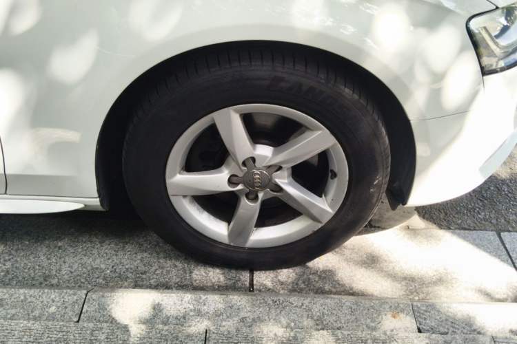 Used Audi A4L 2013 35 TFSI Automatic Standard Model Right Front Wheel Hub