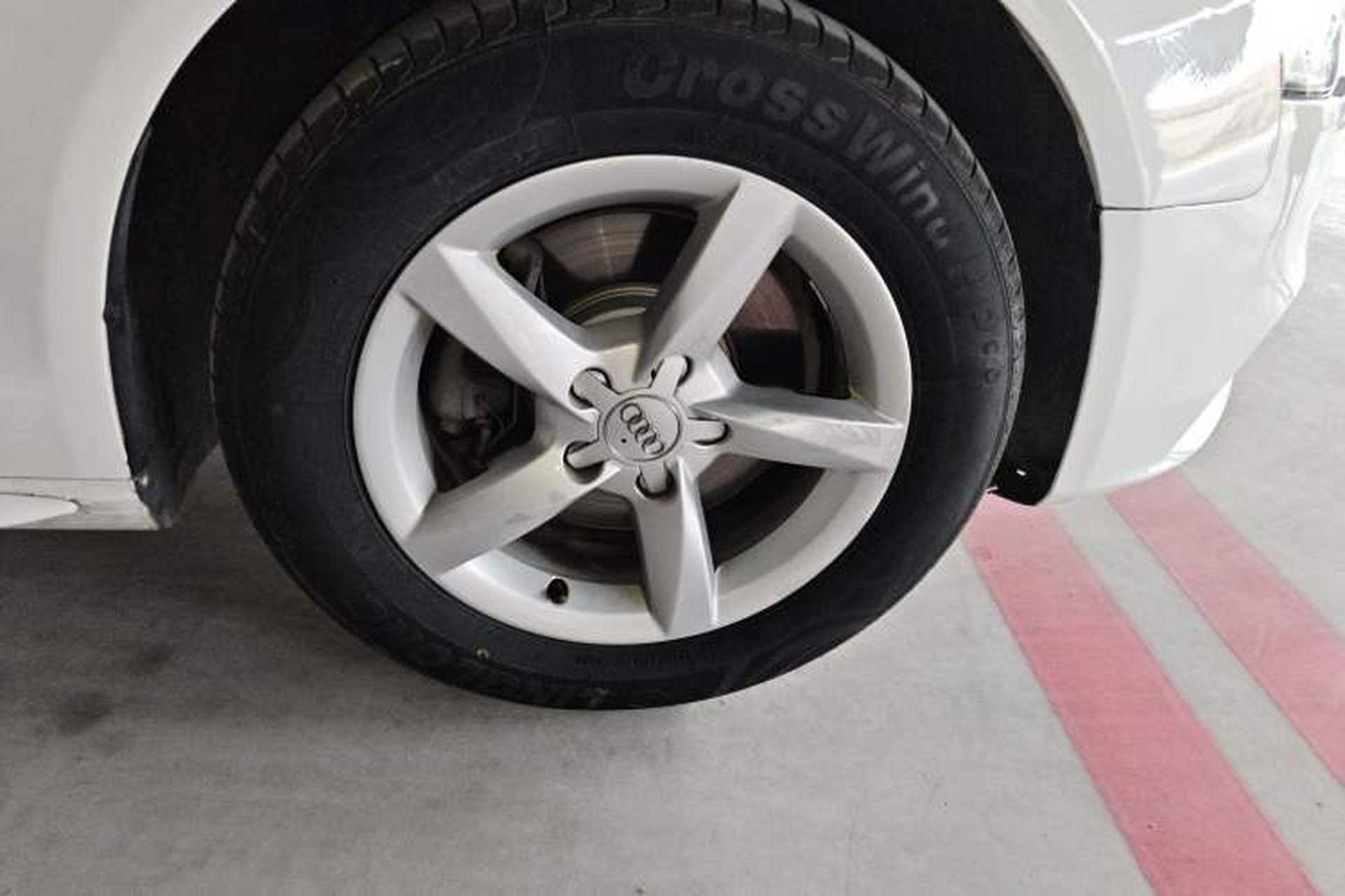 Used Audi A4L 2013 35 TFSI Automatic Comfort Model Right Front Wheel Hub