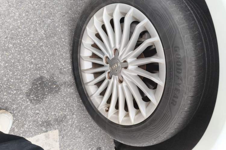 Used Audi A4L 2013 35 TFSI Automatic Standard Model Right Front Wheel Hub