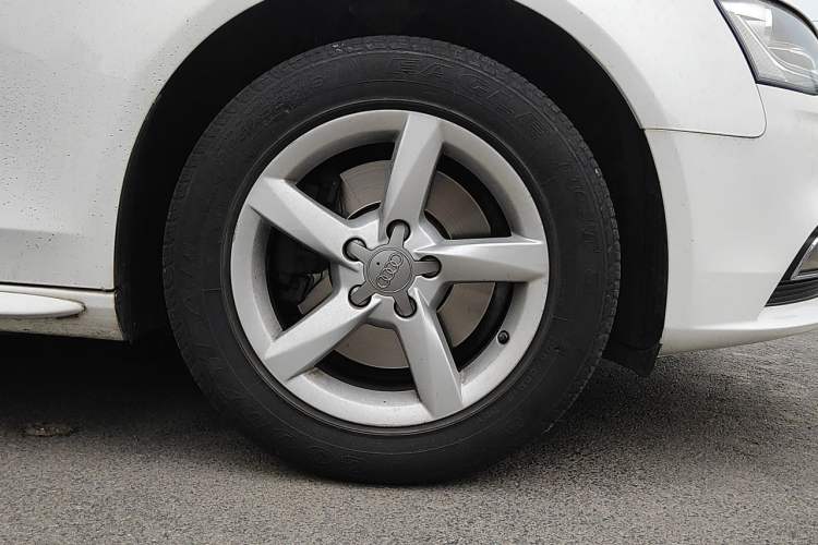 Used Audi A4L 2013 35 TFSI Automatic Comfort Model Right Front Wheel Hub