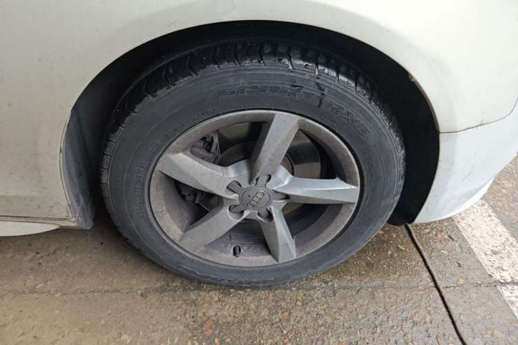 Used Audi A4L 2013 35 TFSI Automatic Standard Model Right Front Wheel Hub