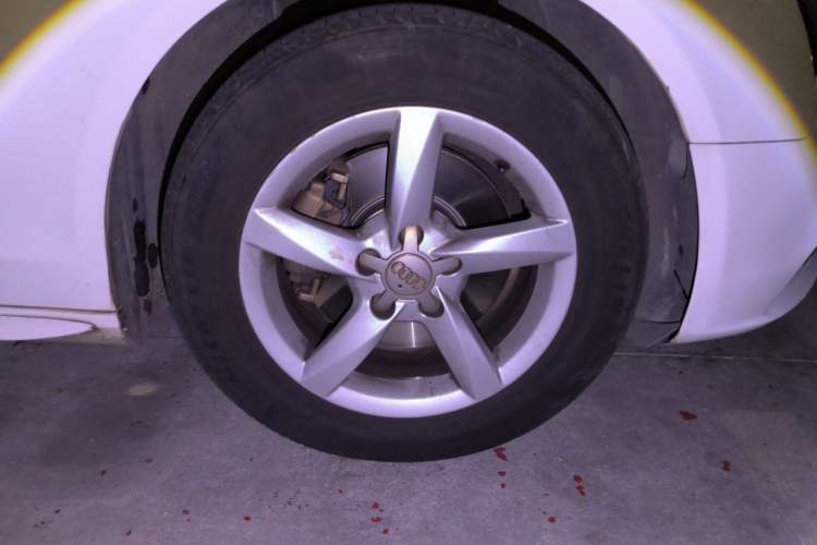 Used Audi A4L 2013 35 TFSI Automatic Standard Model Right Front Wheel Hub