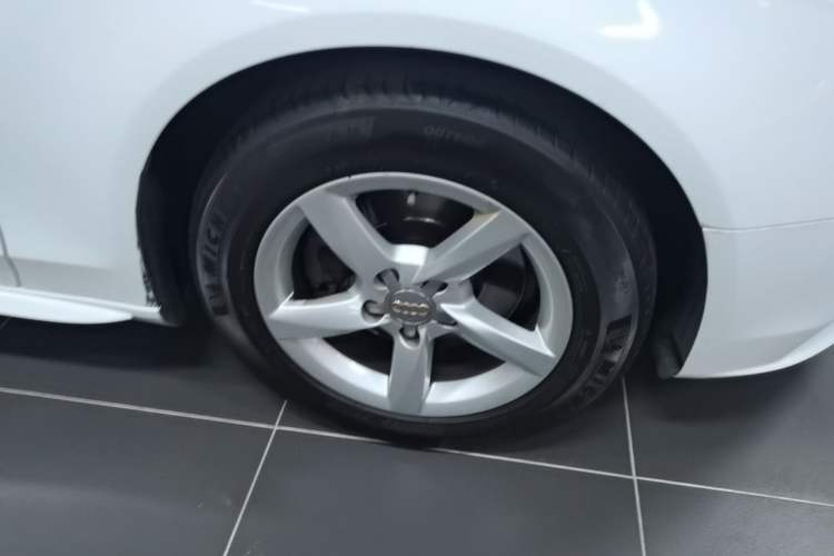 Used Audi A4L 2013 35 TFSI Automatic Standard Model Right Front Wheel Hub