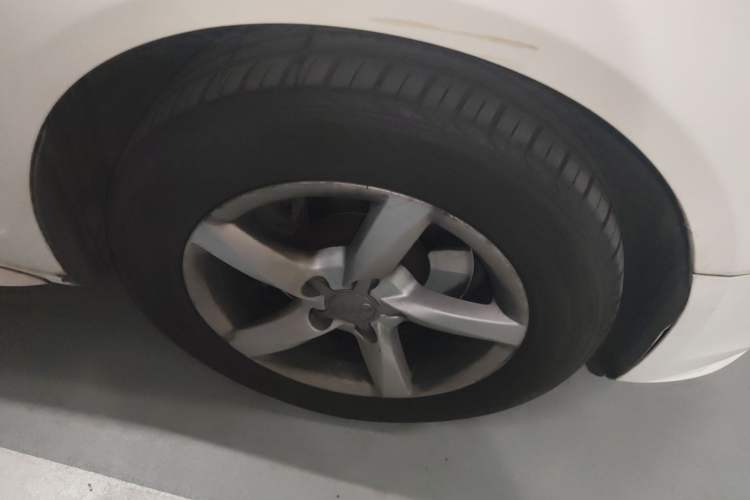 Used Audi A4L 2013 35 TFSI Automatic Comfort Model Right Front Wheel Hub