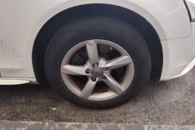 Used Audi A4L 2013 35 TFSI Automatic Comfort Model Right Front Wheel Hub