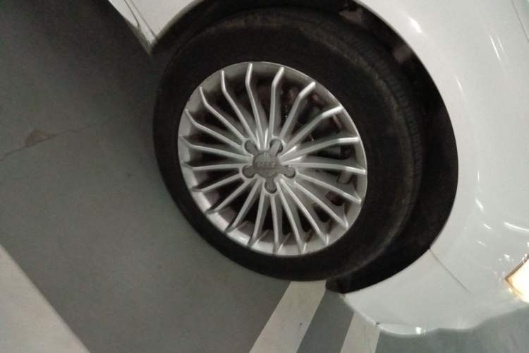 Used Audi A4L 2013 35 TFSI Automatic Standard Model Right Front Wheel Hub