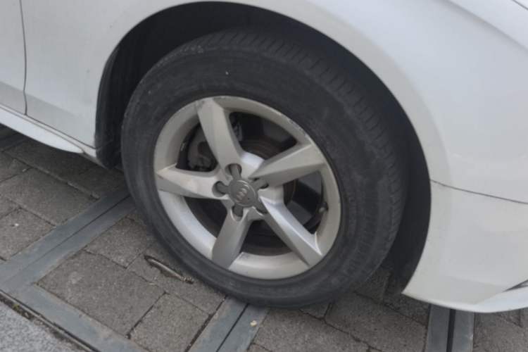 Used Audi A4L 2013 35 TFSI Automatic Standard Model Right Front Wheel Hub
