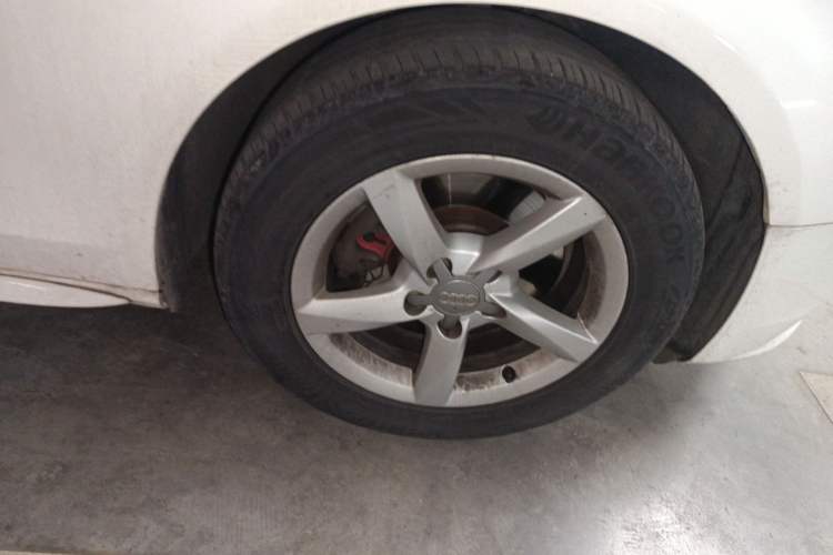 Used Audi A4L 2013 35 TFSI Automatic Comfort Model Right Front Wheel Hub