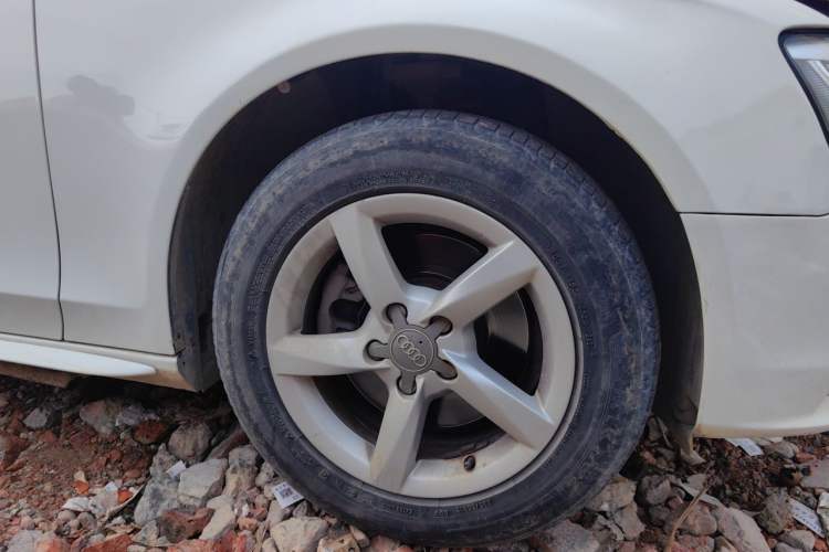 Used Audi A4L 2013 35 TFSI Automatic Comfort Model Right Front Wheel Hub