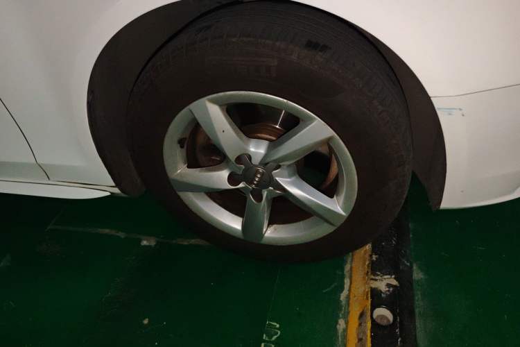 Used Audi A4L 2013 35 TFSI Automatic Comfort Model Right Front Wheel Hub