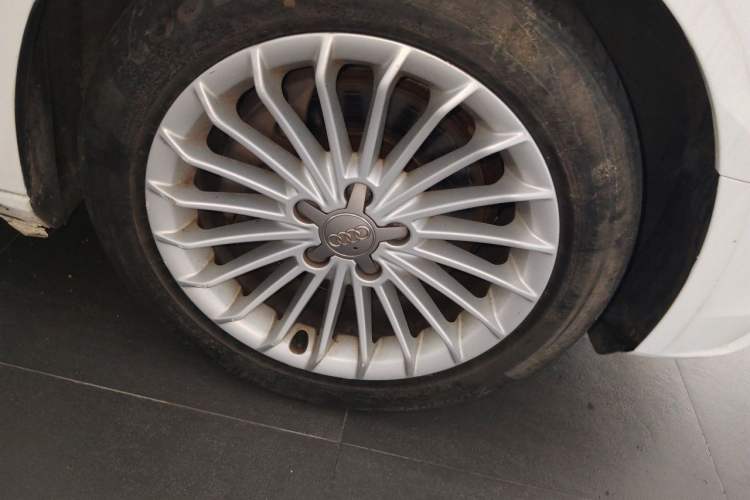 Used Audi A4L 2013 40 TFSI quattro Individual Sport Edition Right Front Wheel Hub