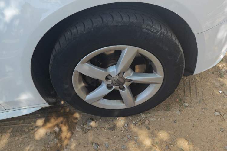 Used Audi A4L 2013 30 TFSI Automatic Comfort Model Right Front Wheel Hub